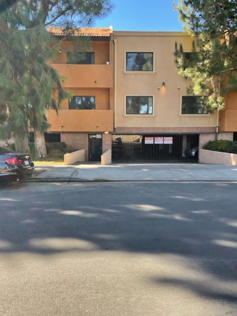 Reseda Apartment: 7235 Baird Avenue