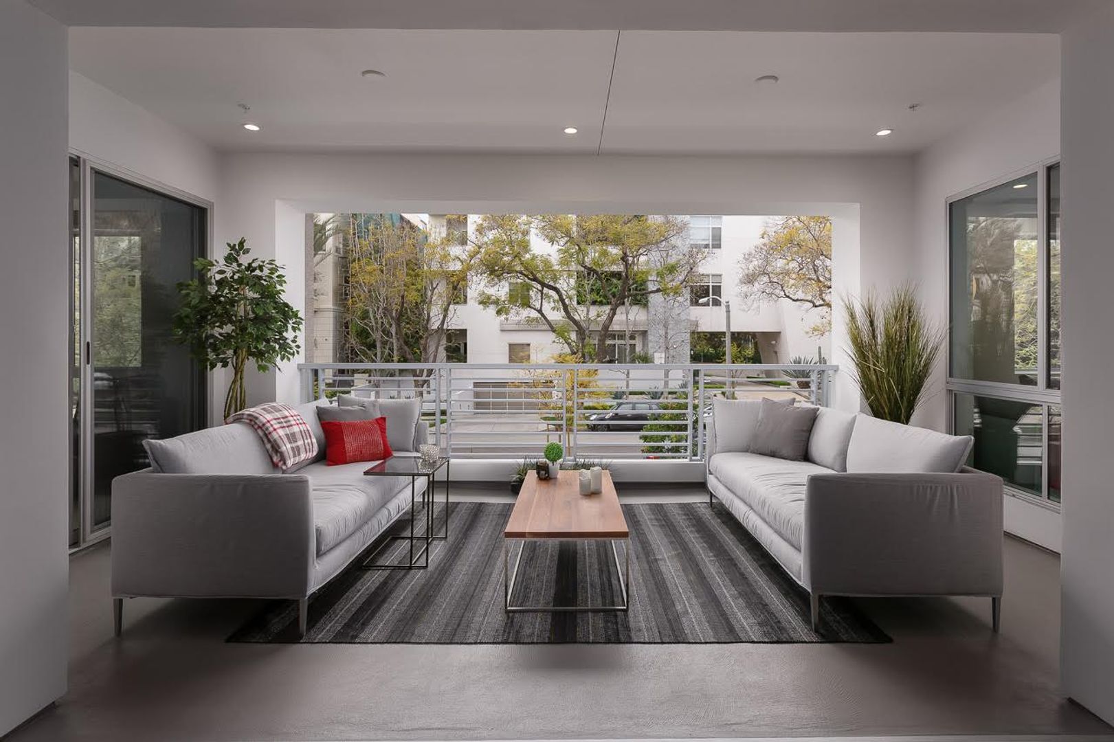 Beverly Hills Condo: 450 N. Palm Drive #206