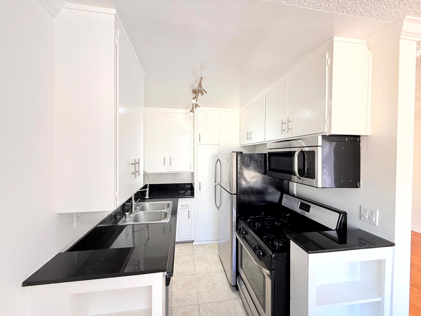 Los Angeles Apartment: 5618 Harold Way