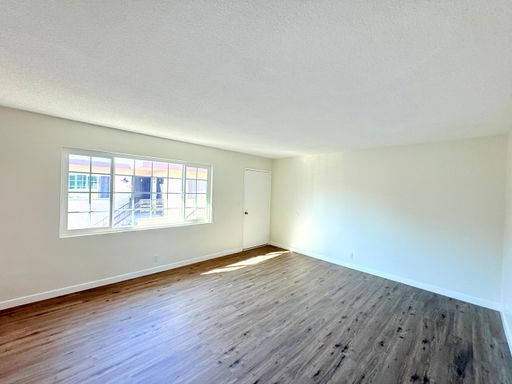 ***MOVE-IN SPECIAL 2 WEEKS FREE RENT***Beautiful Renovated upper level 2 bed - 1 bath with parking in Huntington Park