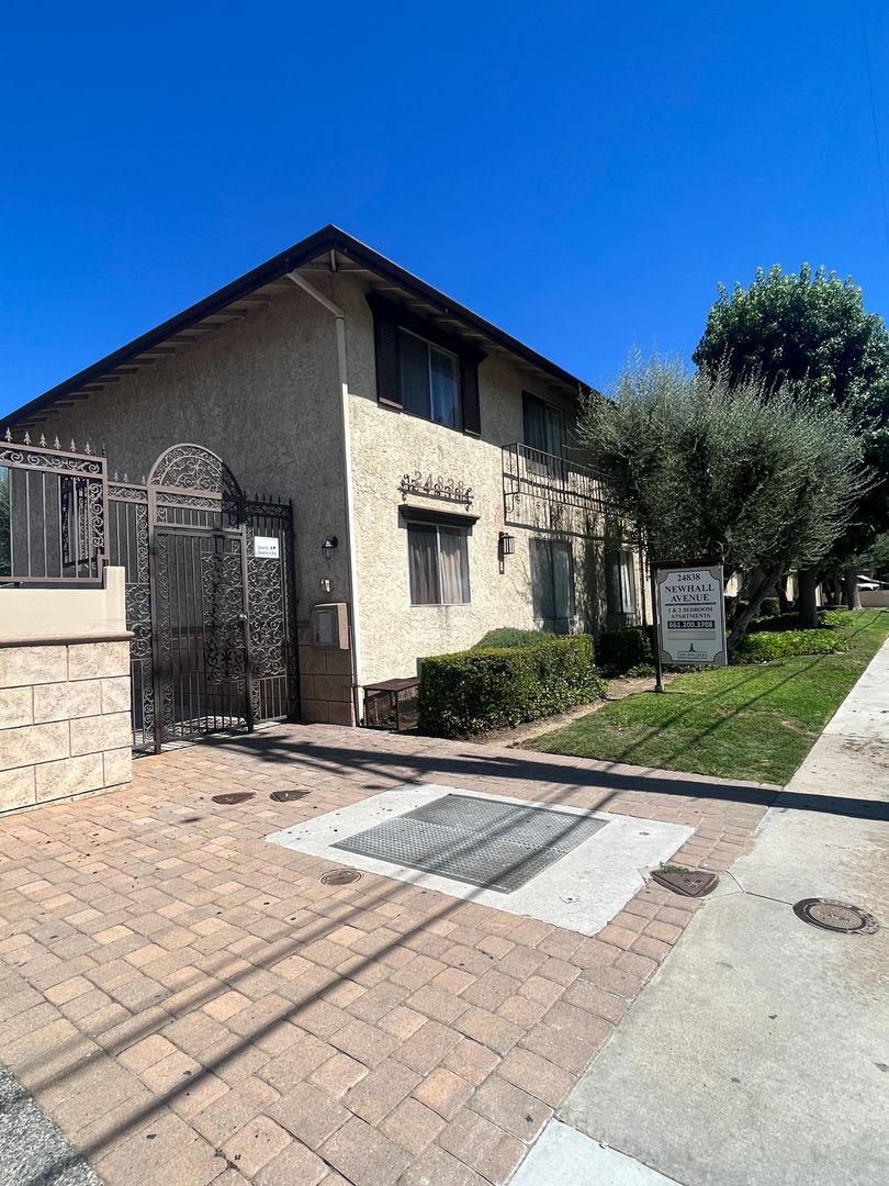 Santa Clarita Apartment: 24838 Newhall Avenue