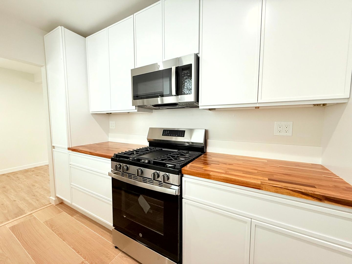 Burbank Apartment: 2302-2306 N Frederic St