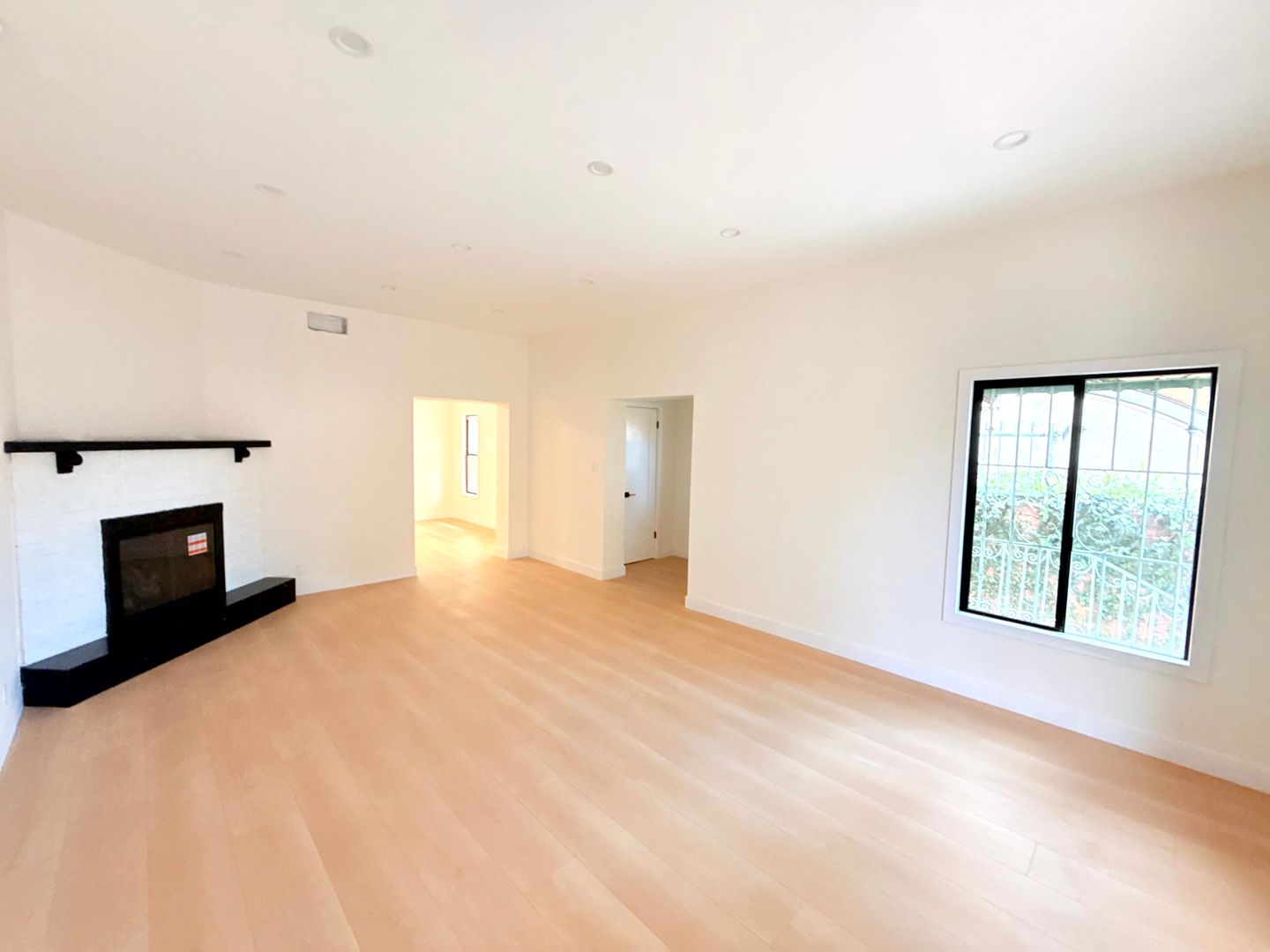 North Hollywood Apartment: 6130 Whitsett Avenue