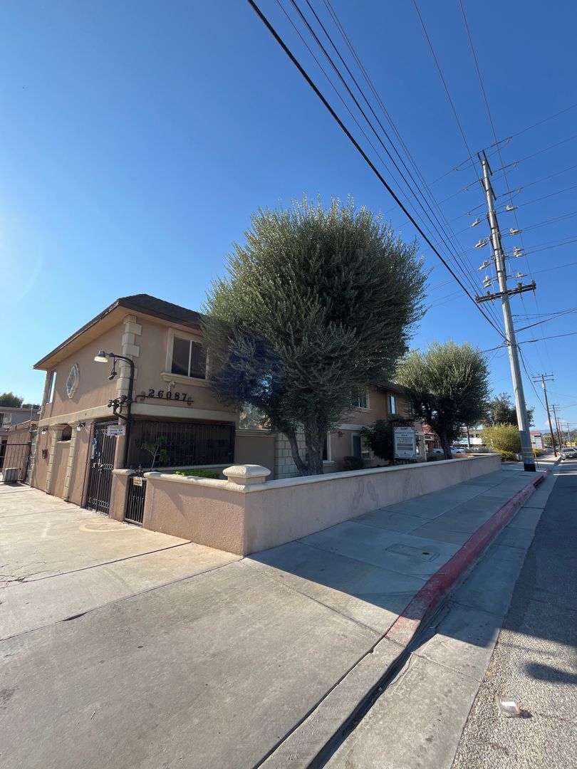 Santa Clarita Apartment: 26087 Bouquet Canyon Road