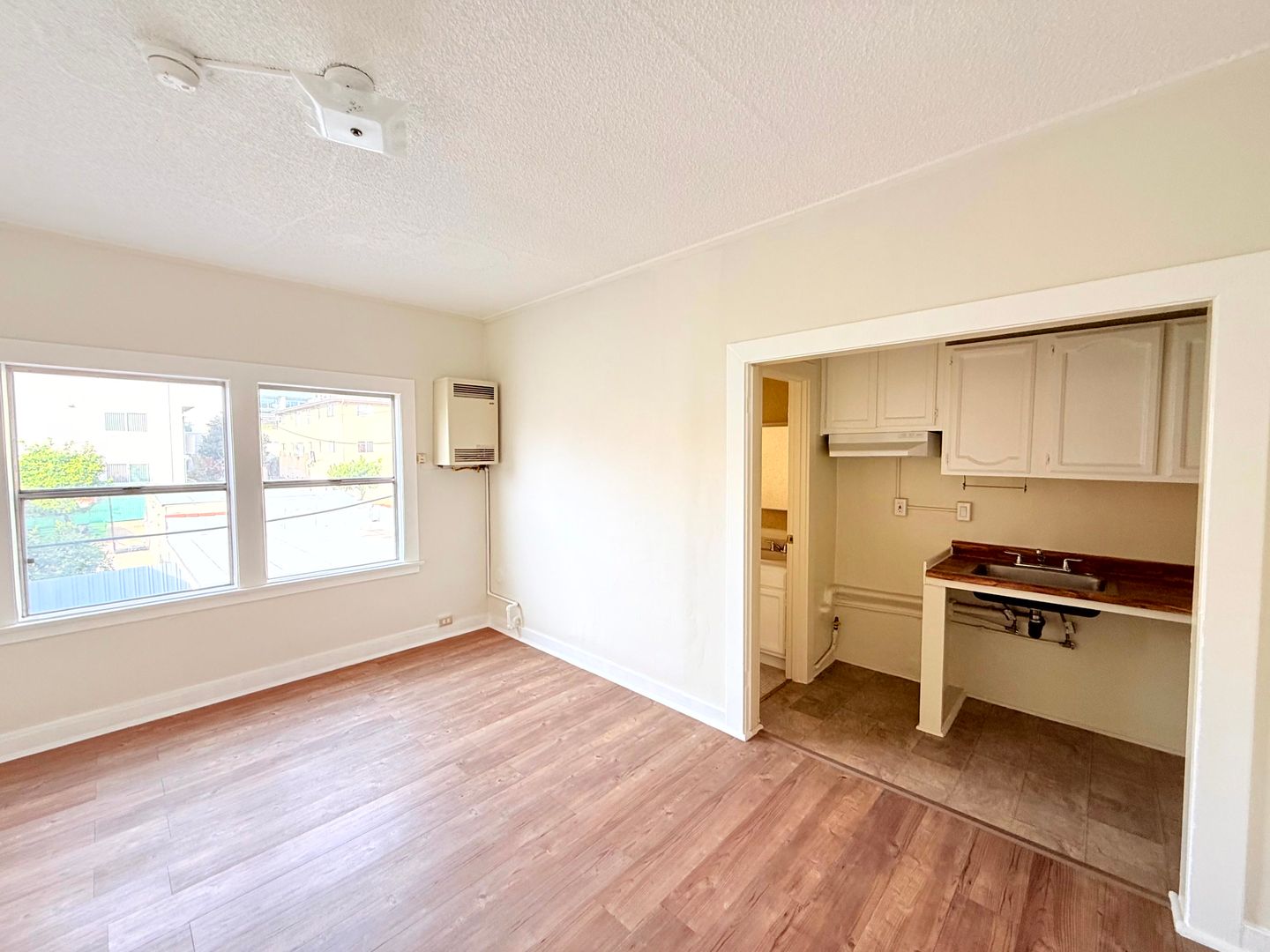 Los Angeles Apartment: 1614 N. Kenmore Avenue