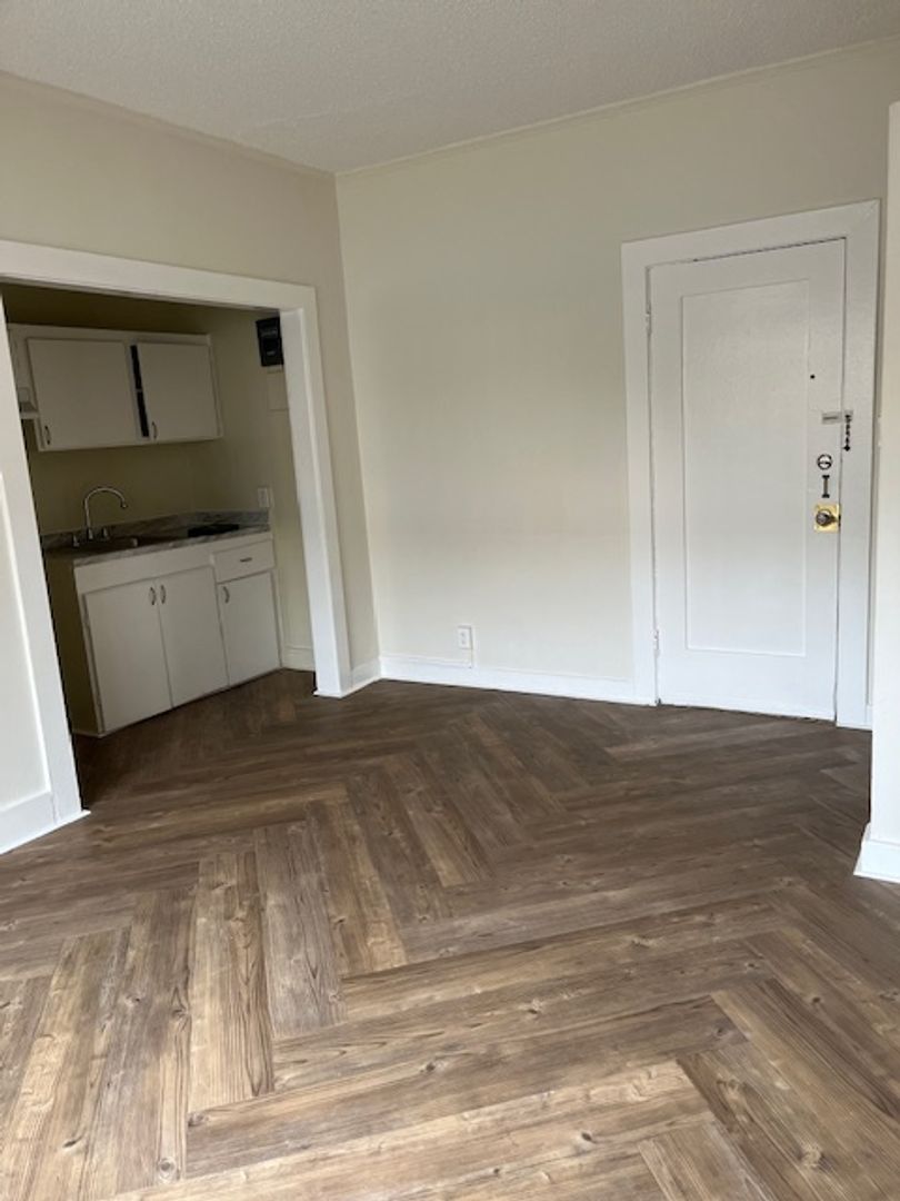 Los Angeles Apartment: 1614 N. Kenmore Avenue