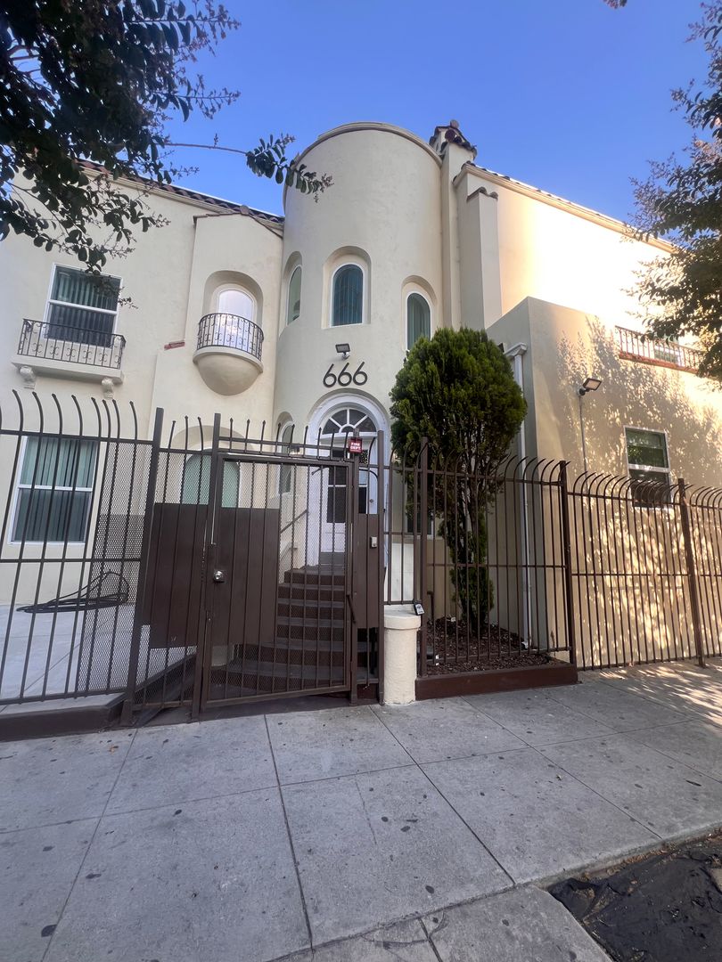 Los Angeles Apartment: 666 Shatto Place