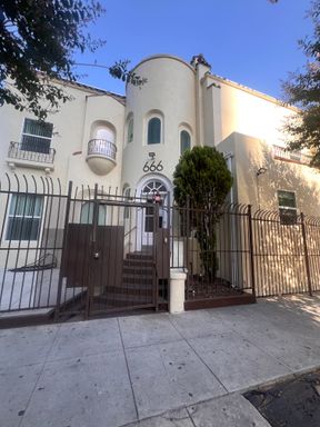 Fully Renovated & Spacious Studio Now Available! – photo 1