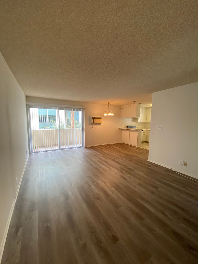 Los Angeles Apartment: 10558 Eastborne Avenue