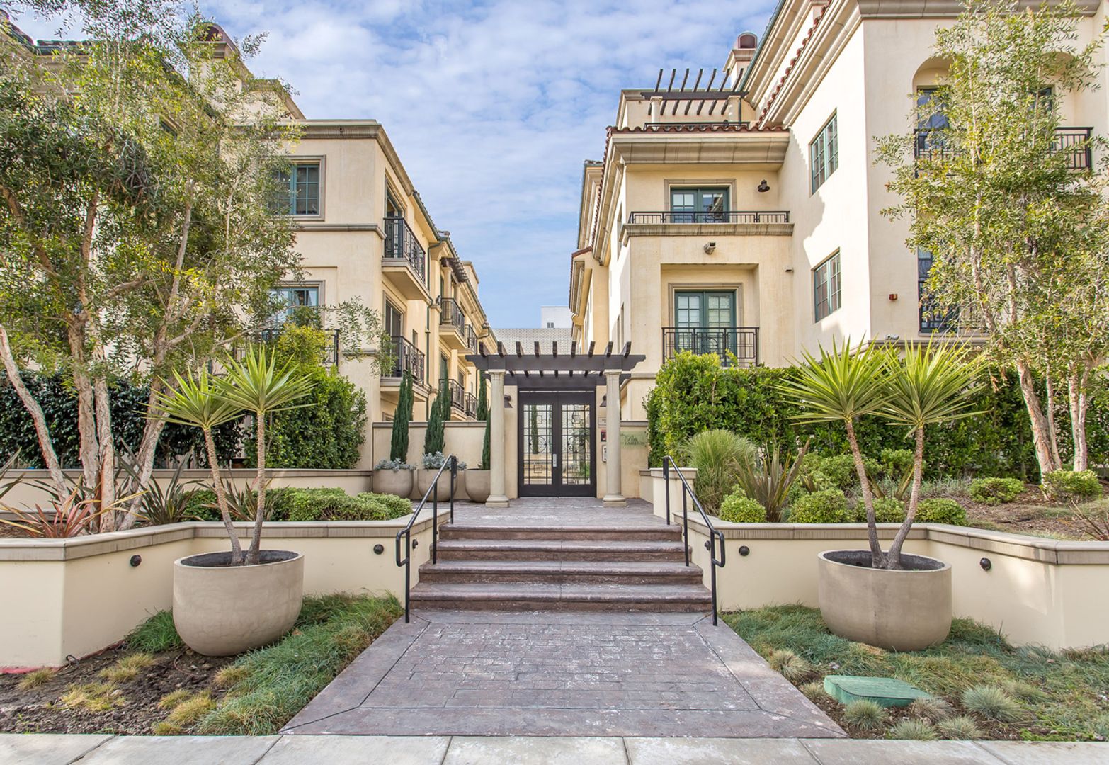 Beverly Hills Condo: 225 S. Hamilton Drive #304