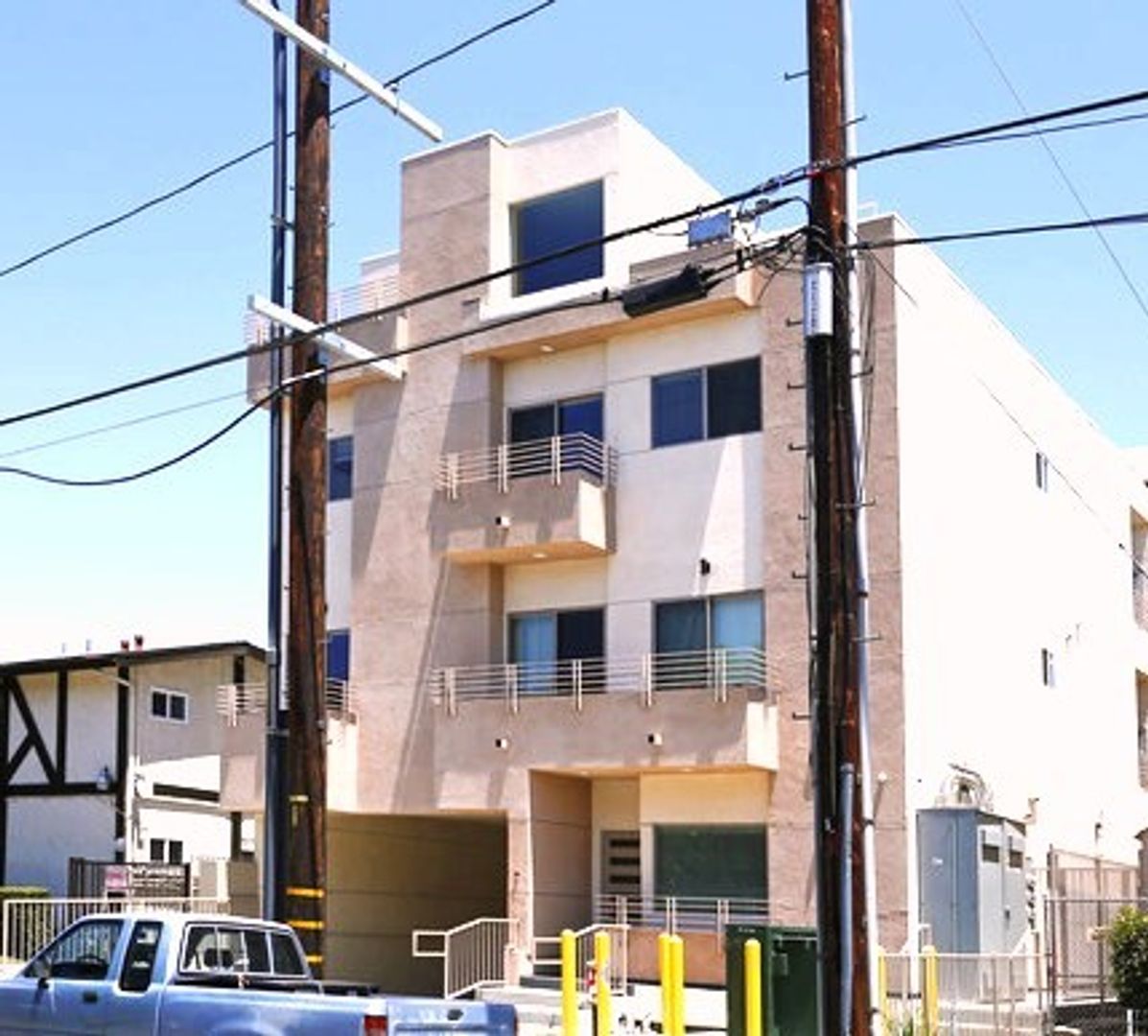 Canoga Park Apartment: 6816 Independence Ave