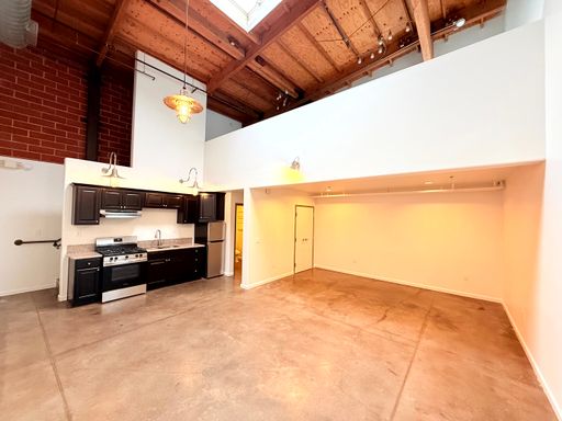 ***MOVE-IN SPECIAL 2 WEEKS FREE RENT***Spacious One Bedroom Loft with parking in Dogtown/Lincoln Heights – photo 1