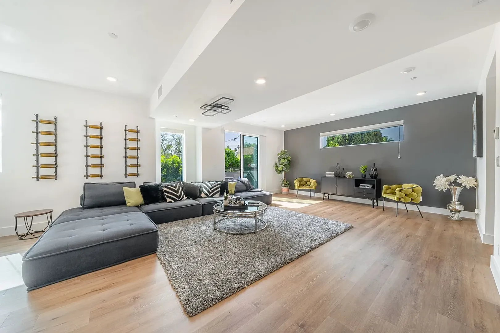 North Hollywood Apartment: 4637 Laurel Canyon Boulevard