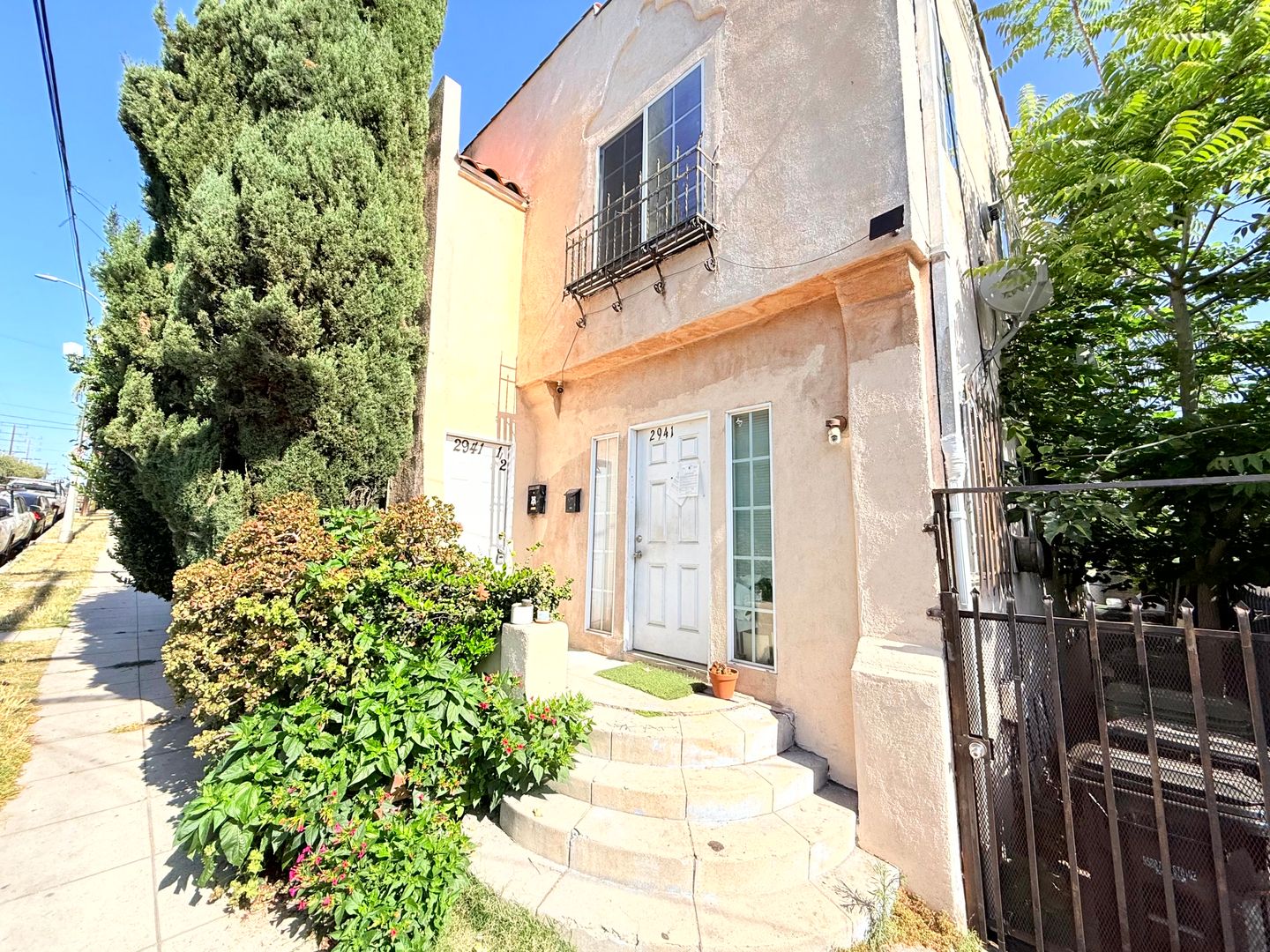 Los Angeles Apartment: 2941-2943 1/2 W. 11th Street