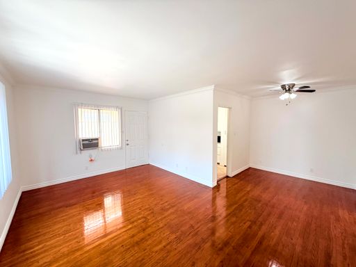 ***MOVE-IN SPECIAL 1.5 MONTH FREE RENT***Spacious, Renovated 1-Bed 1 bath Apartment with parking in Larchmont area! – photo 1