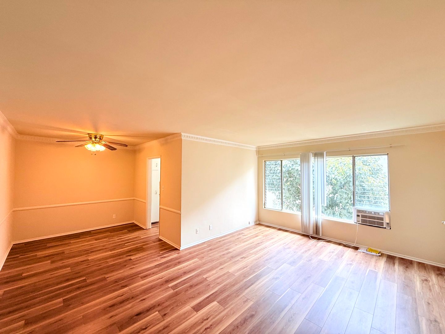 Los Angeles Apartment: 356 N Hayworth Ave
