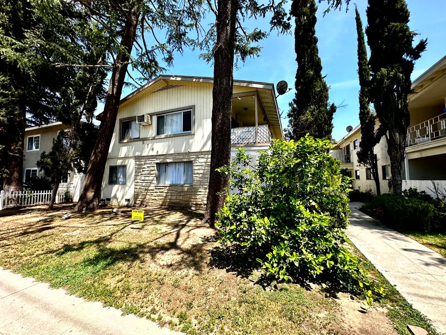 Van Nuys Apartment: 5748 Hazeltine Ave.