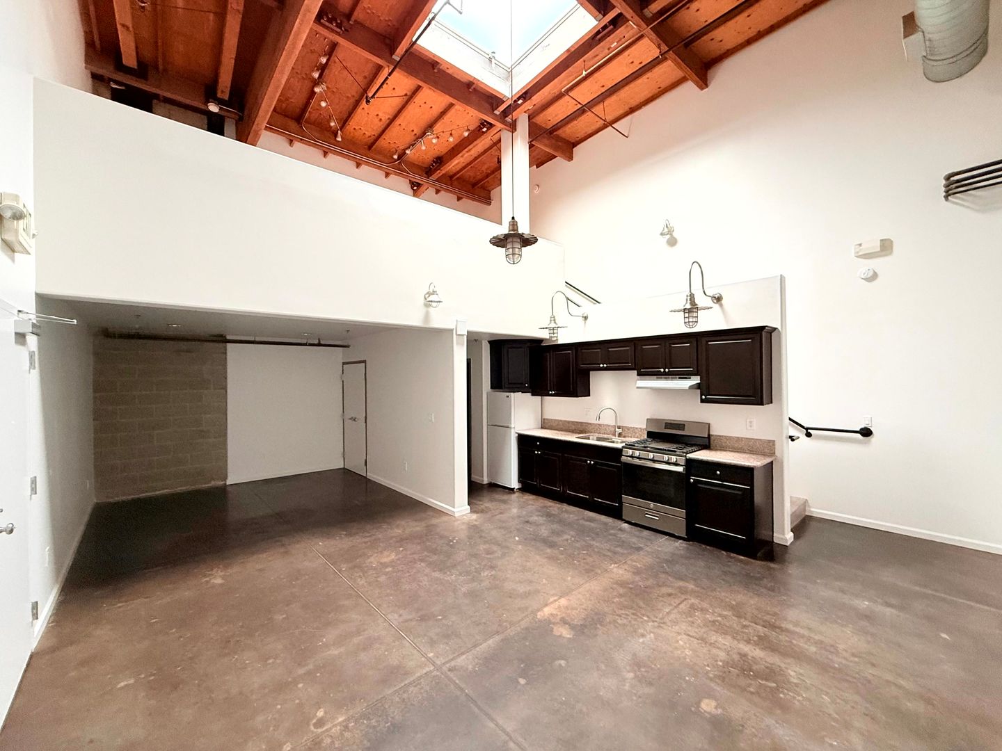 Los Angeles Apartment: 1734 N. Main St.,/ 633 Gibbons Street