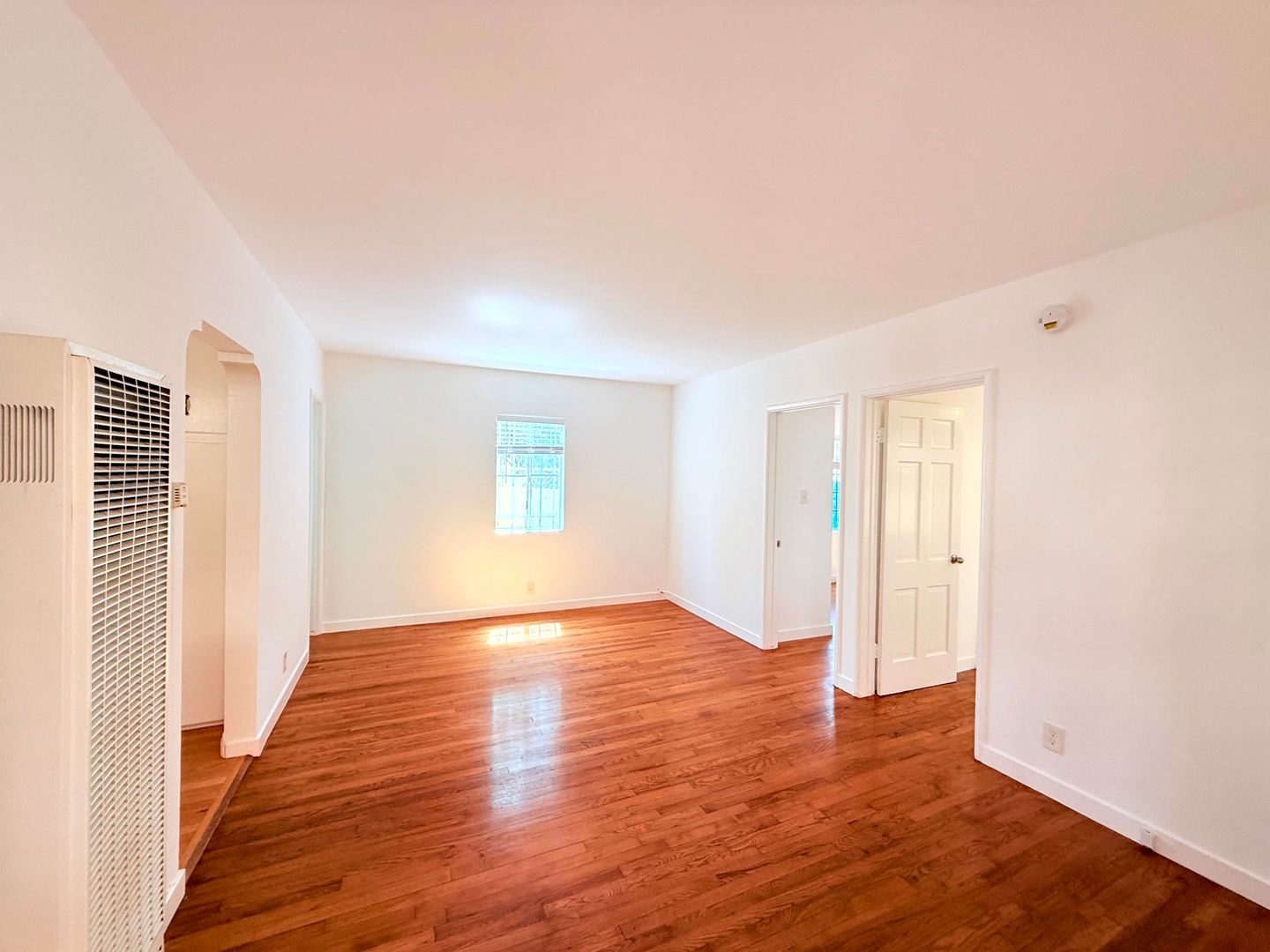 Venice Apartment: 637 E. Rose Avenue