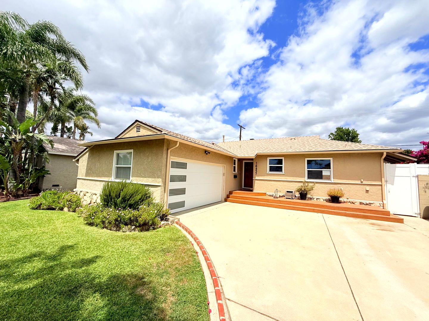 North Hills House: 16457 Gledhill Street
