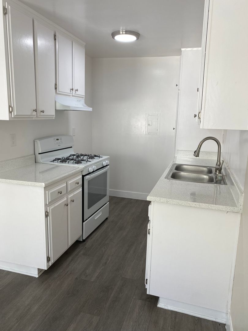 Winnetka Apartment: 20258 Roscoe Blvd