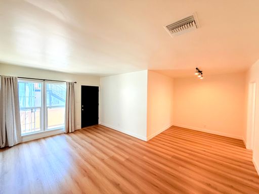 Spacious renovated modern upper level 1 bed - 1 bath unit with Washer/Dryer and Parking in prime Studio City! – photo 1