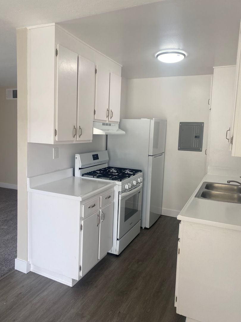 Winnetka Apartment: 20258 Roscoe Blvd