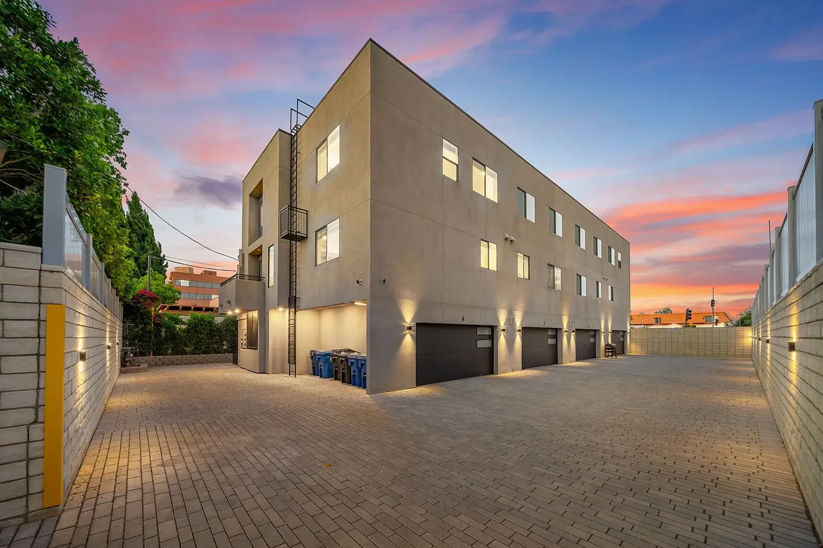 North Hollywood Apartment: 4637 Laurel Canyon Boulevard/ 4630 Vantage Ave