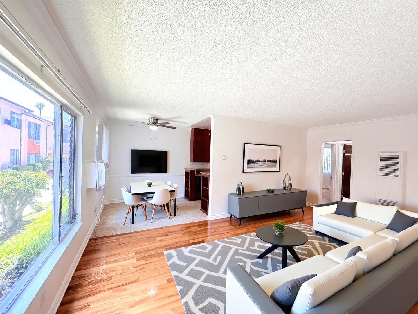 Los Angeles Apartment: 5618 Harold Way