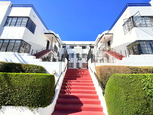 Charming 1 bedroom 1 bath with Parking and Patio in Koreatown – photo 1