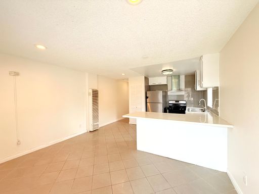 ***MOVE-IN SPECIAL 2 MONTH FREE RENT***Renovated 1 bedroom 1 bath unit with parking in Hollywood – photo 1