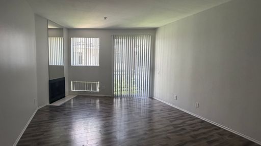 **Move In Special, 2 weeks free with a 13 month lease! ** Spacious 1 bedroom 1 bathroom Apartment – photo 1
