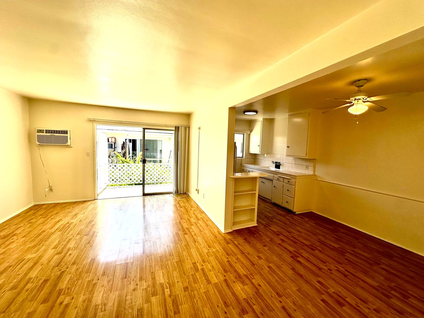 Van Nuys Apartment: 5748 Hazeltine Ave.