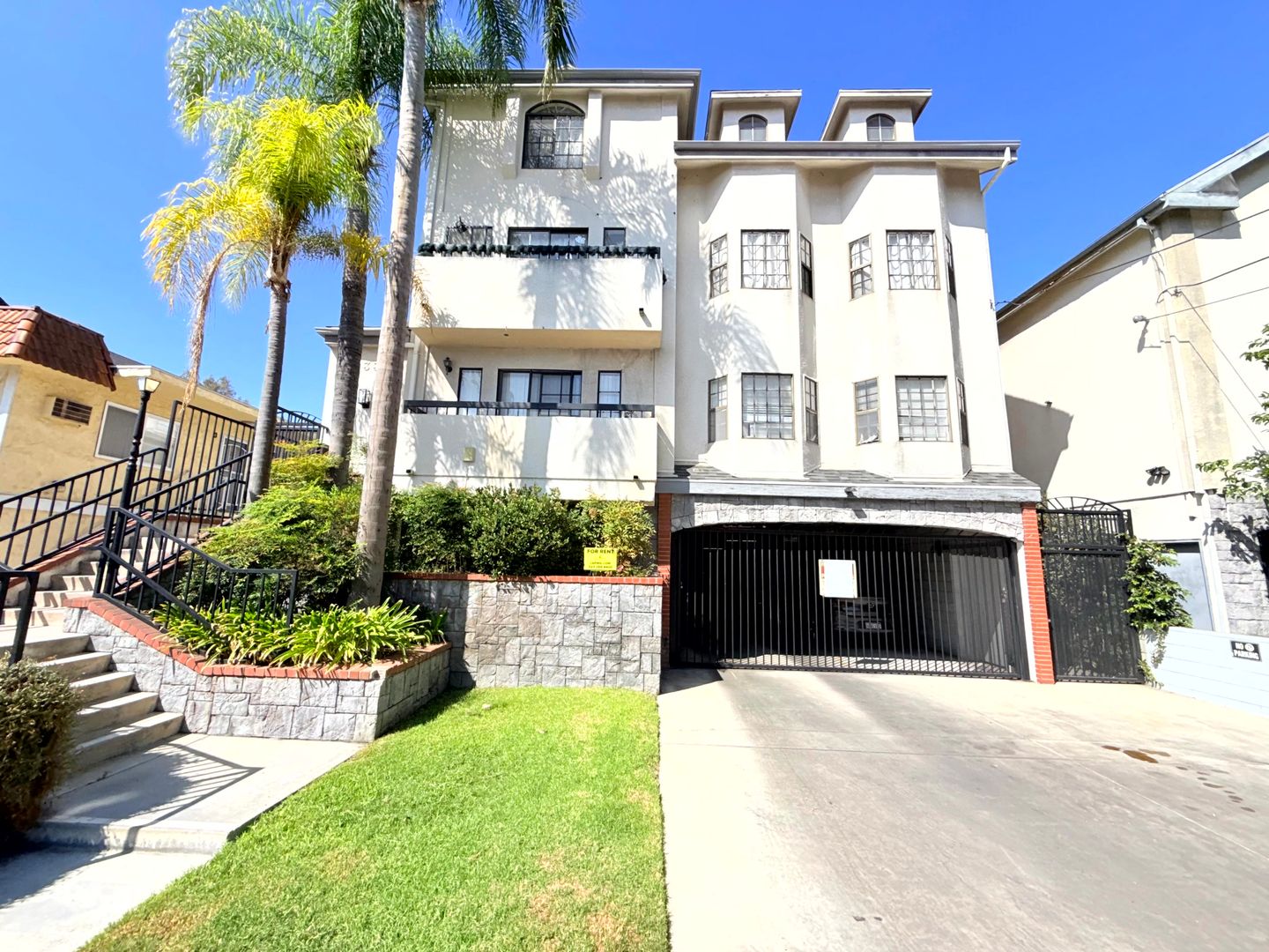 North Hollywood Apartment: 5233 Cartwright Avenue