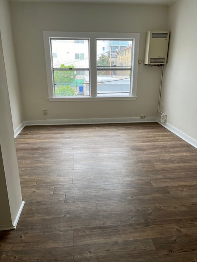 Los Angeles Apartment: 1614 N. Kenmore Avenue