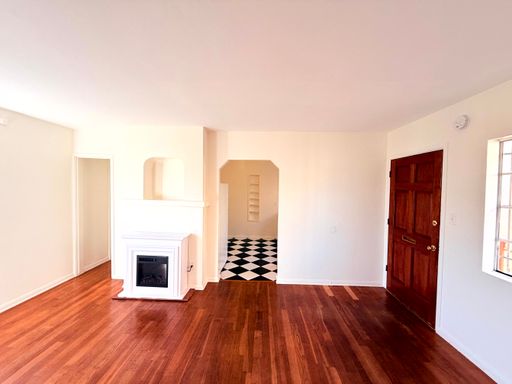Beautiful Spacious 2nd Floor 2 Bedroom - 1 bath with parking in Venice – photo 1
