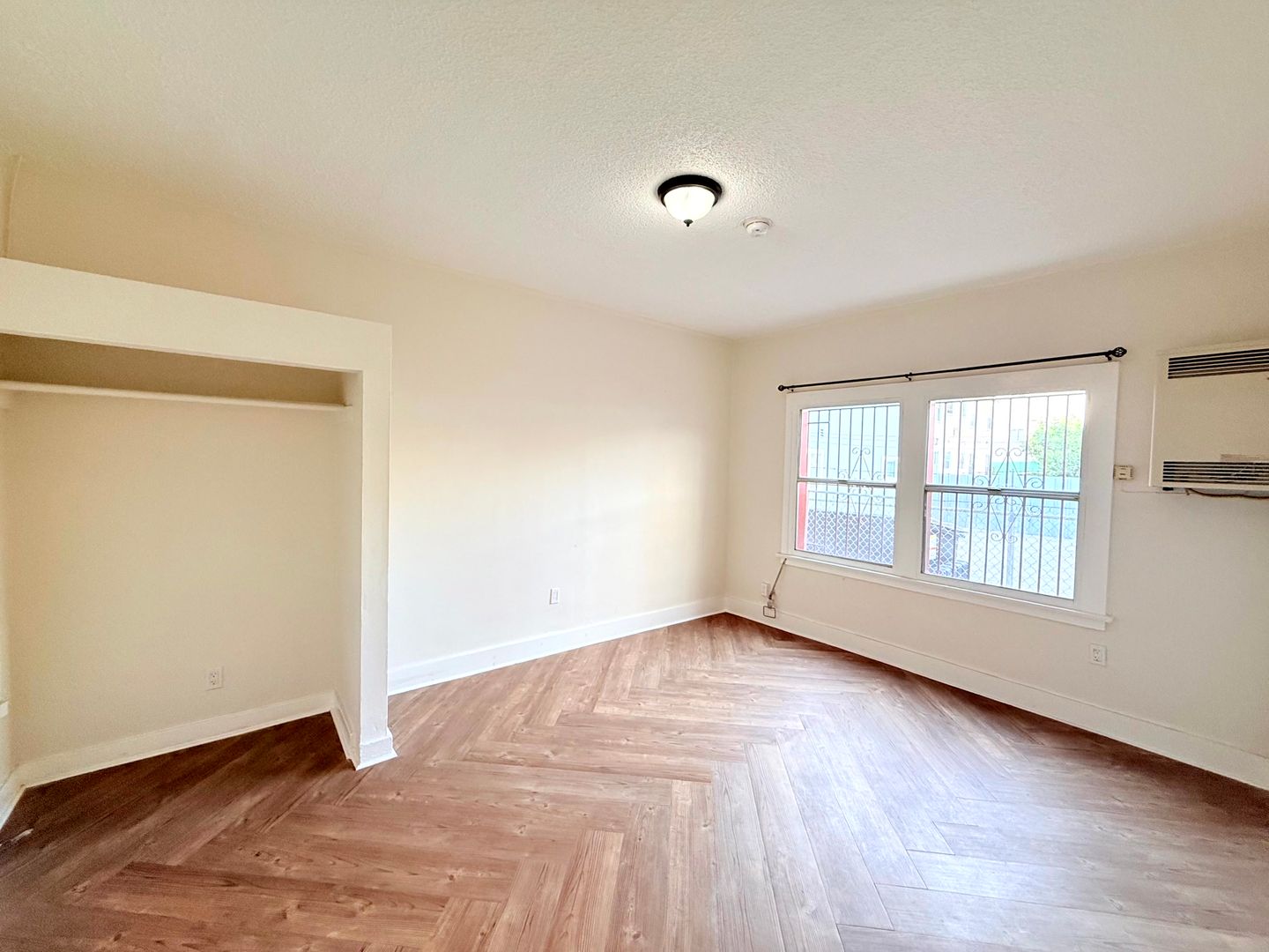 Los Angeles Apartment: 1614 N. Kenmore Avenue