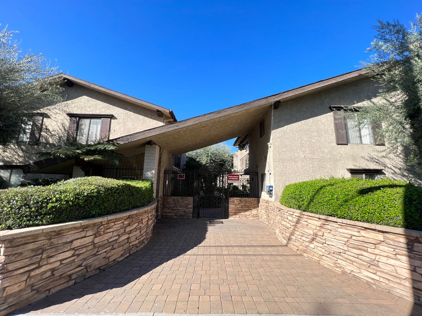 Santa Clarita Apartment: 24851 Walnut Street