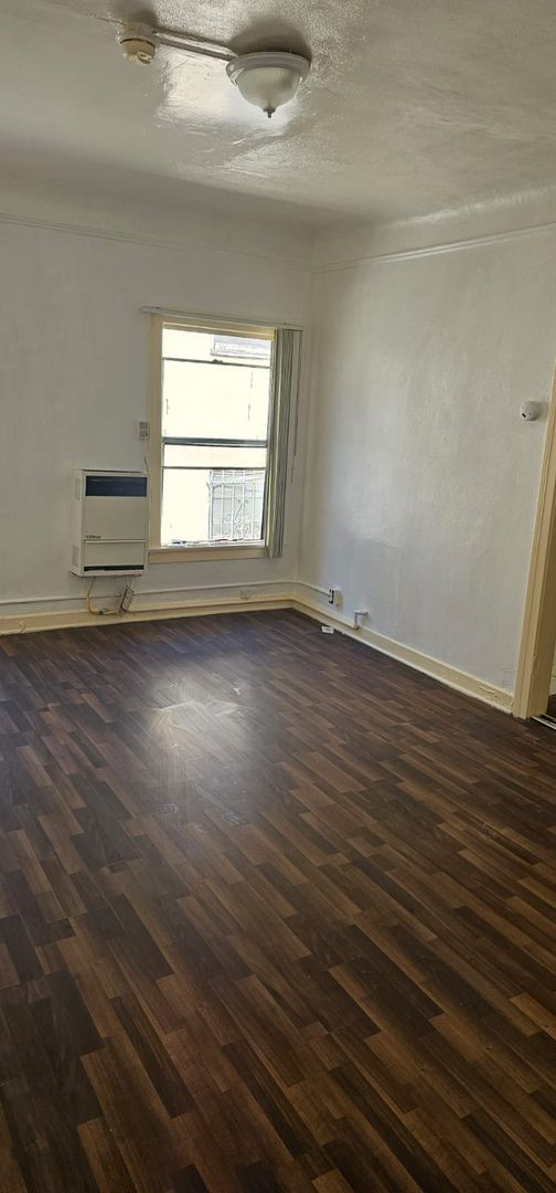 Los Angeles Apartment: 2651 Manhattan Place