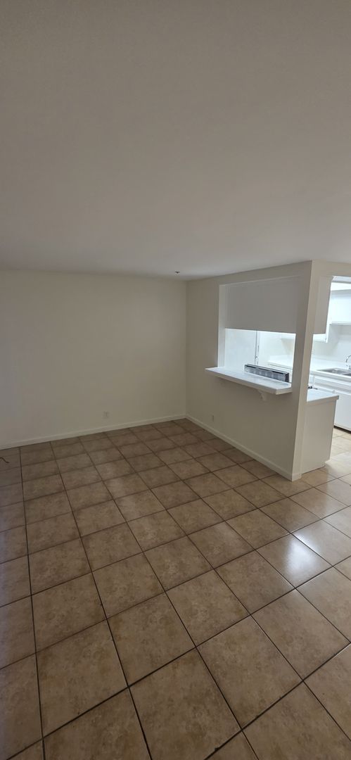 Hawthorne Apartment: 11603 Menlo Avenue