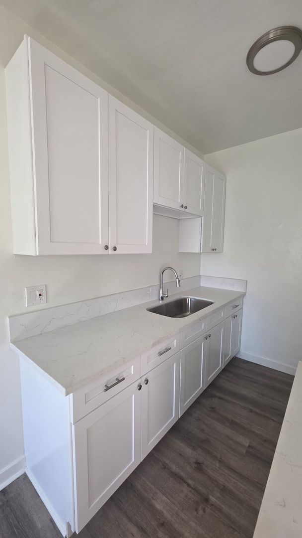 Los Angeles Apartment: 843 N. Ridgewood