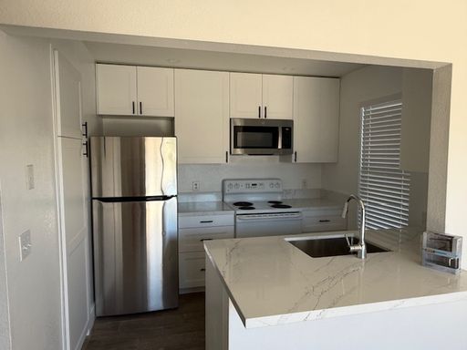 Condo in Gated Palm Lake – photo 1