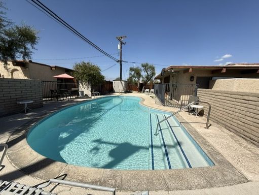 1 bedroom apartment with community pool – photo 1
