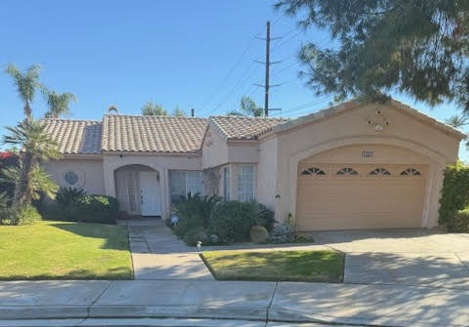 Palm Desert House: 40940 Avenida Estrada