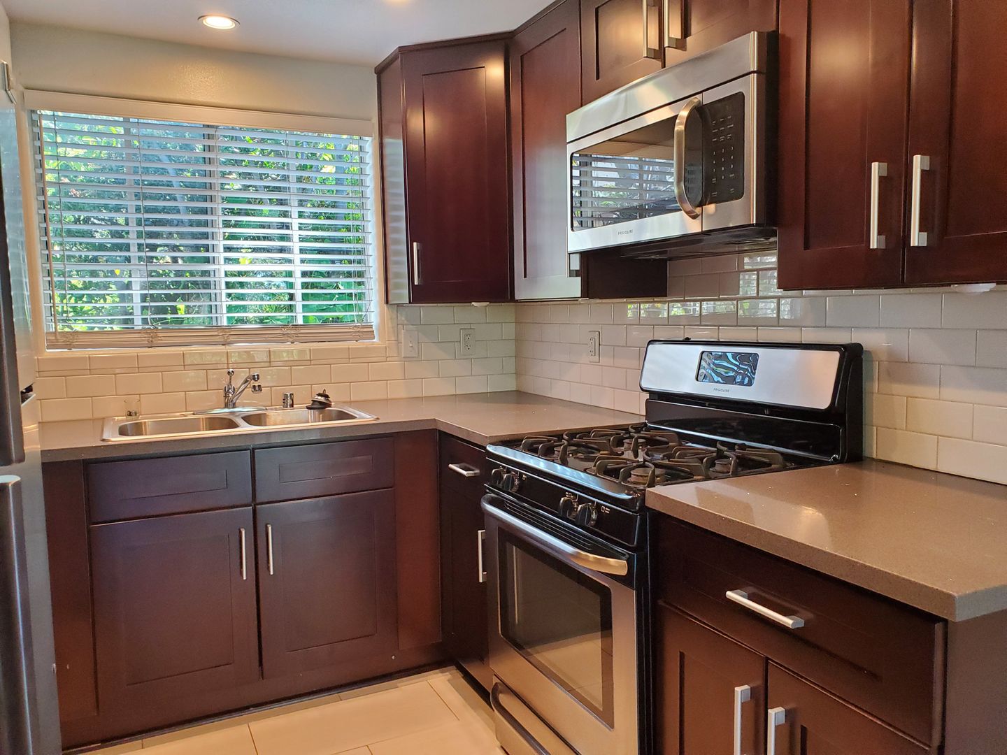 Los Angeles Apartment: 1216 Innes Ave