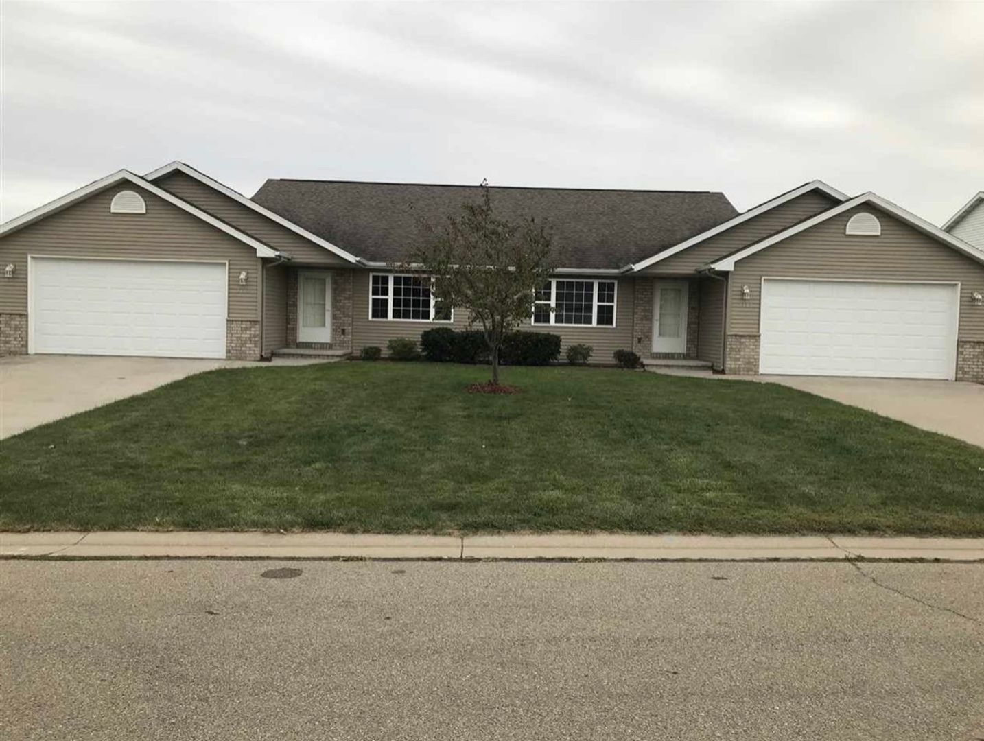 Neenah Multiplex: 2187/2189 Hillington Drive