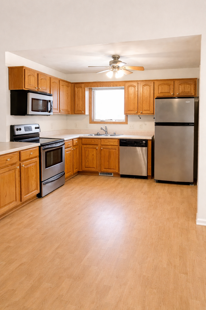 Little Chute Apartment: 1031/1033 Pleasantview Avenue