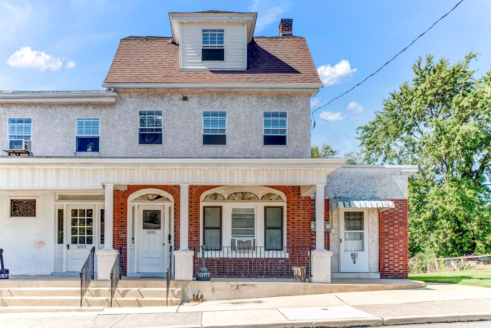 Stowe Apartment: 605 E Howard St