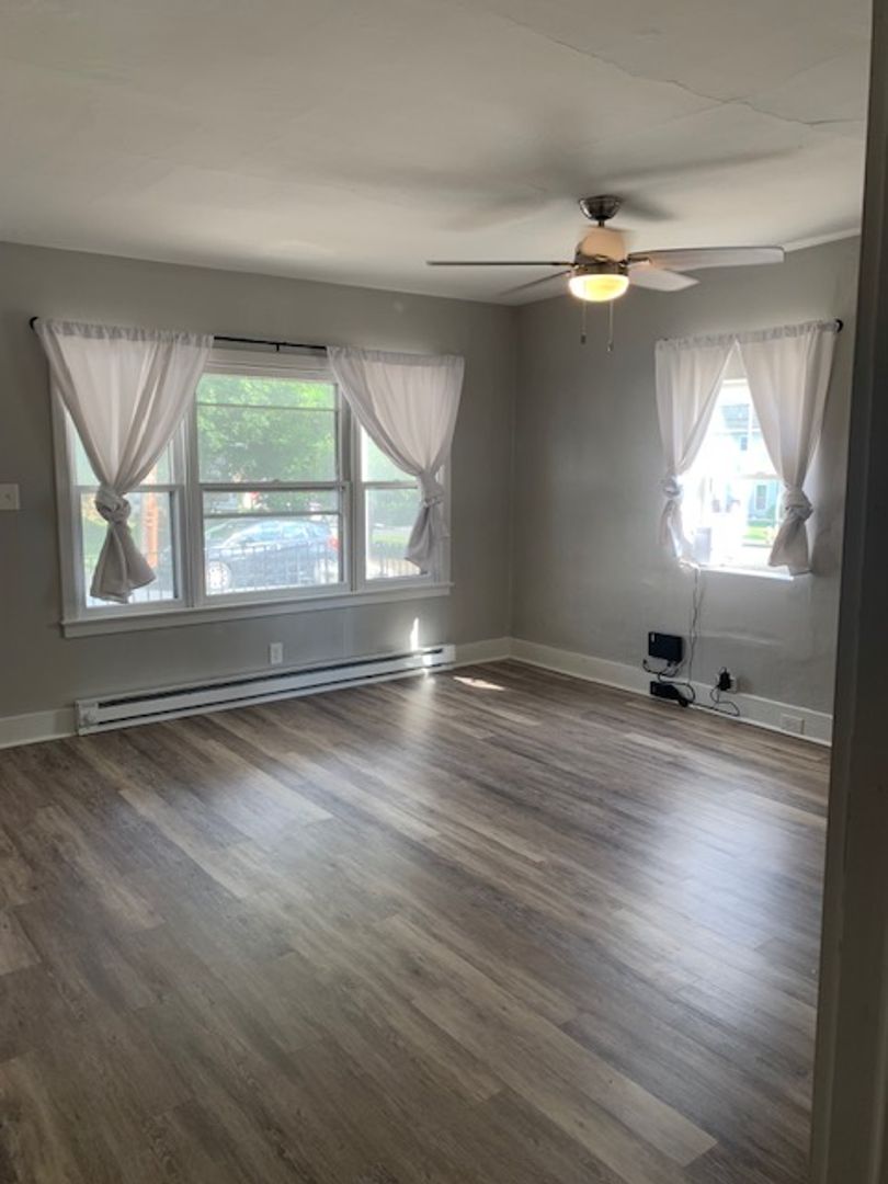 Stowe Apartment: 605 E Howard St