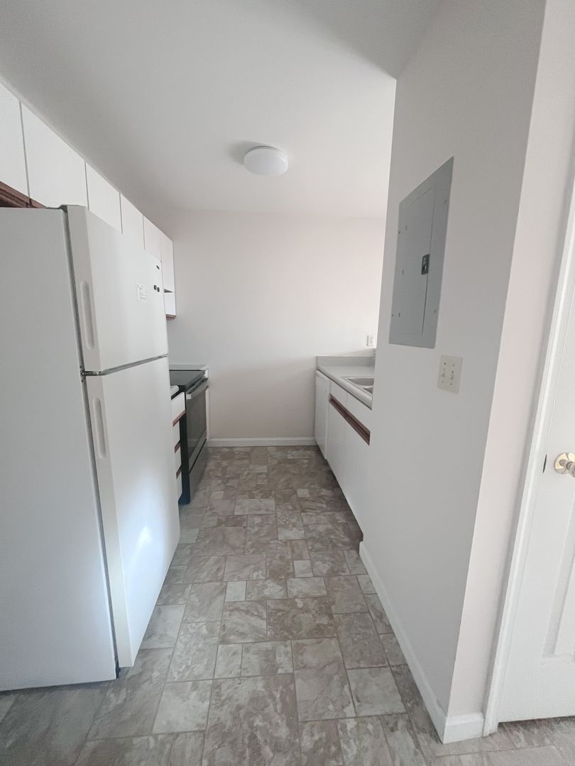 South Burlington Apartment: Olde Orchard Park